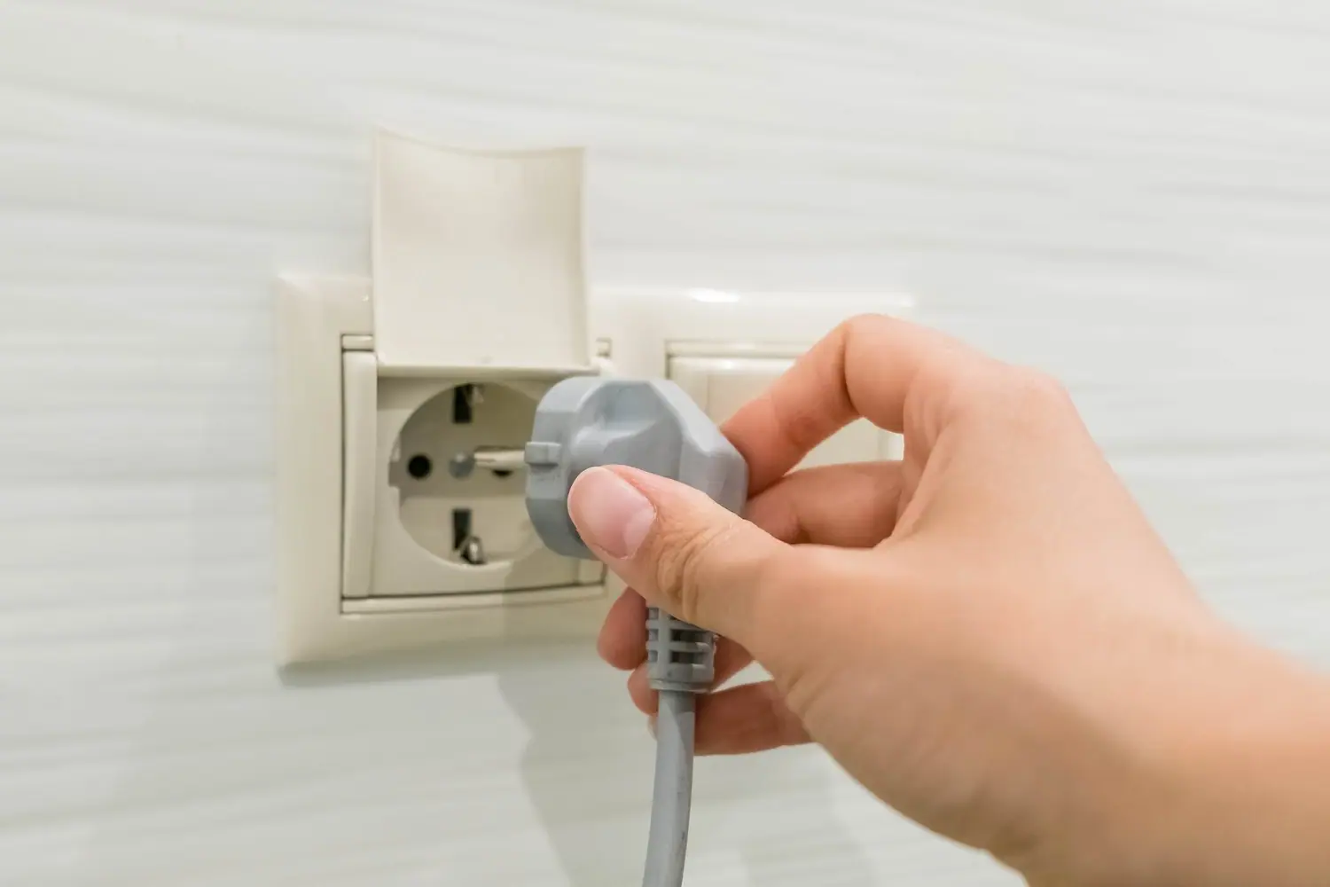 Jak prawidłowo zamontować gniazdka elektryczne - poradnik