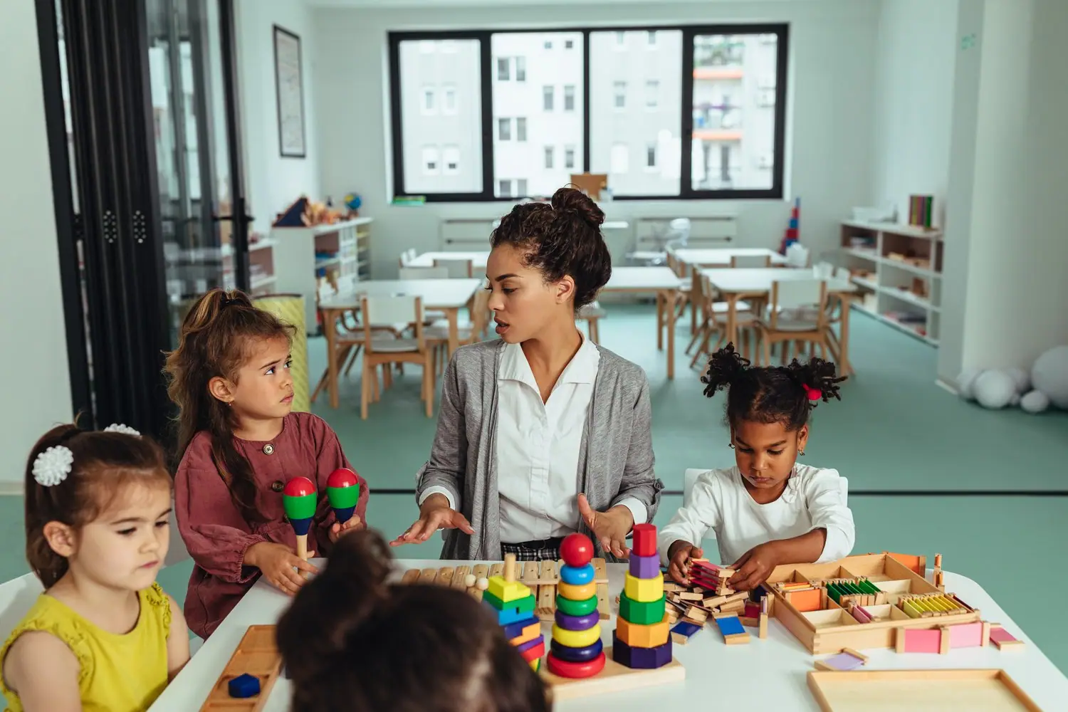 Montessori w praktyce: jak wspierać rozwój dziecka w przedszkolu Ziarenko